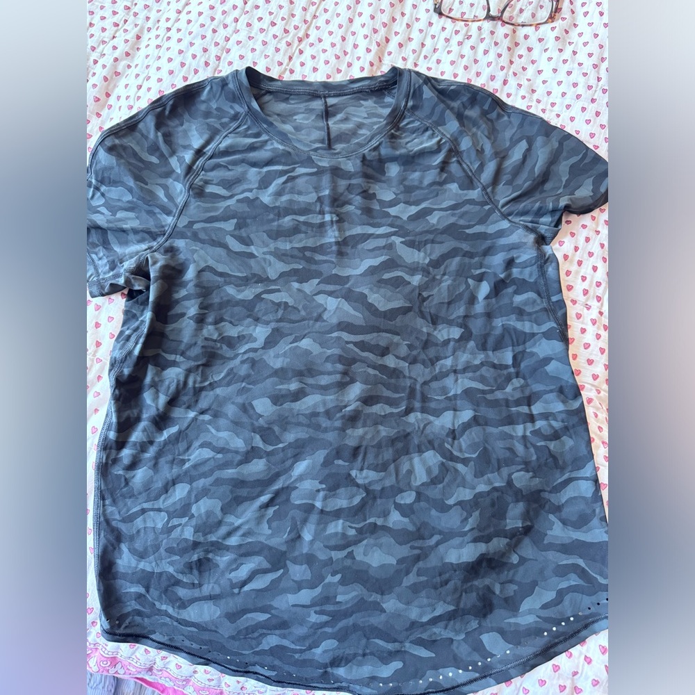 Black camo lululemon tee